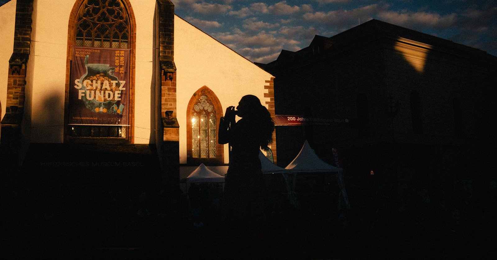 Silhouette einer Sängerin vor der Barfüsserkirche, Imagine Festival Basel